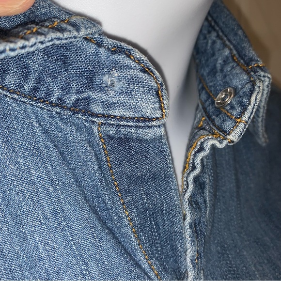 *READ DESCRIPTION* Levi Strauss women’s Signature Denim Shirt Sz Small - Picture 2 of 8